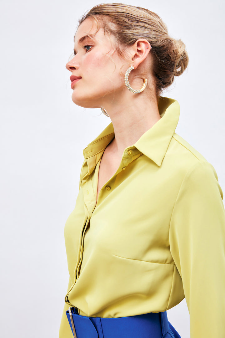 قميص كلاسيكي باللون الأخضر الزيتي