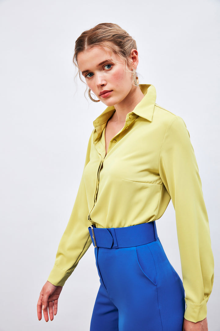 قميص كلاسيكي باللون الأخضر الزيتي