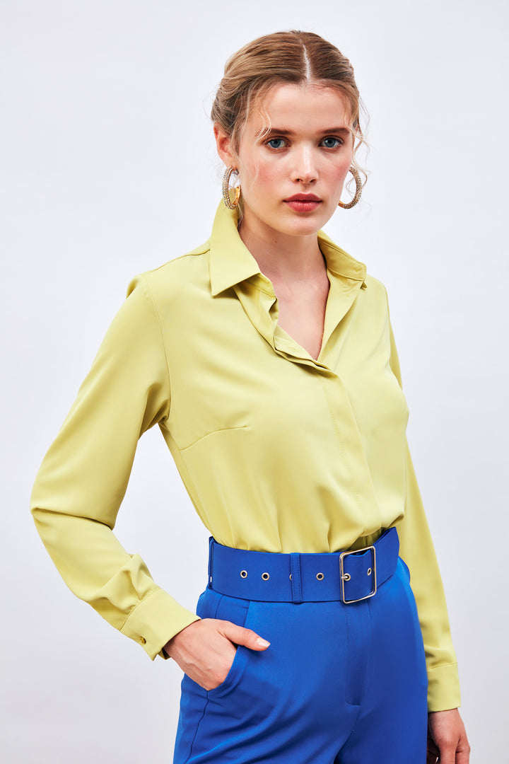 قميص كلاسيكي باللون الأخضر الزيتي