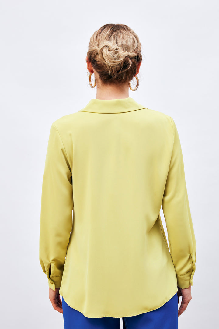 قميص كلاسيكي باللون الأخضر الزيتي