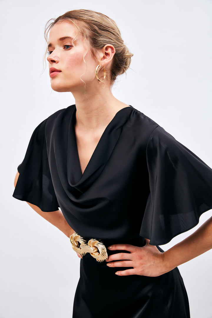 بلوزة ساتان سوداء عائمة