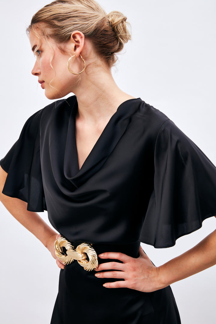 بلوزة ساتان سوداء عائمة