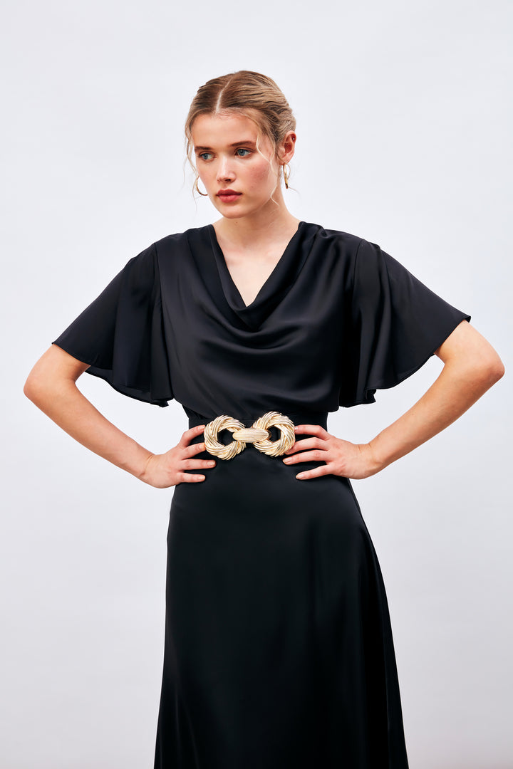 بلوزة ساتان سوداء عائمة