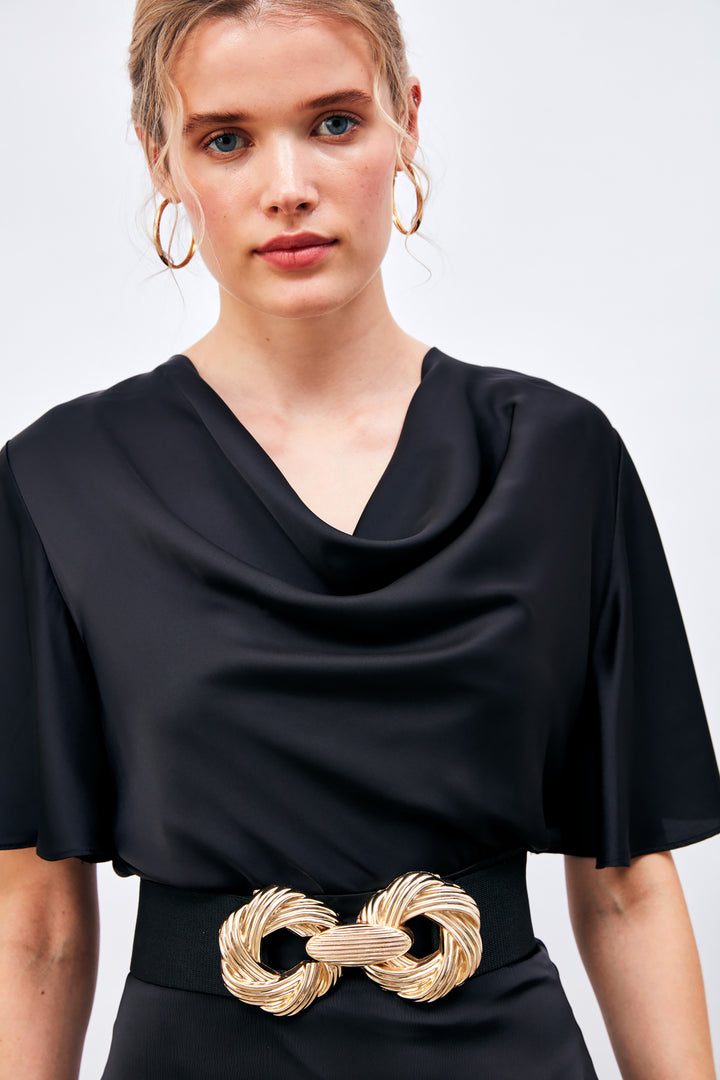 بلوزة ساتان سوداء عائمة