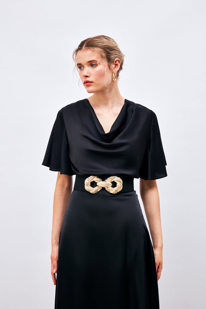 بلوزة ساتان سوداء عائمة