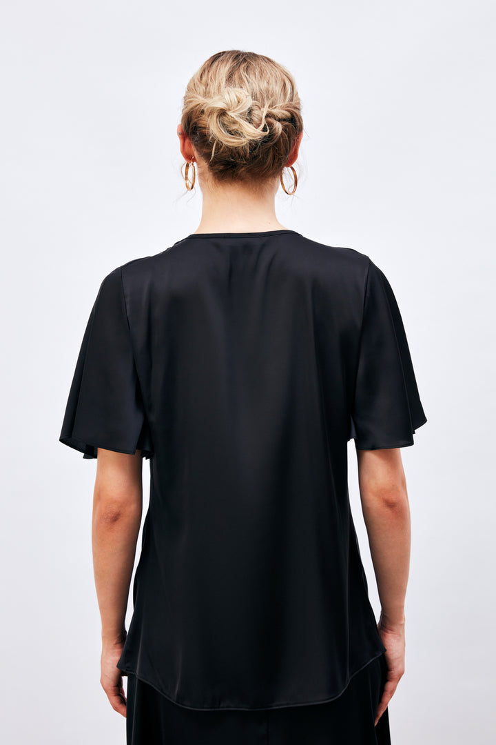 بلوزة ساتان سوداء عائمة