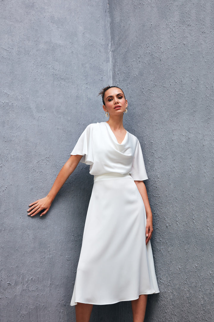 بلوزة ساتان عائمة باللون البيج