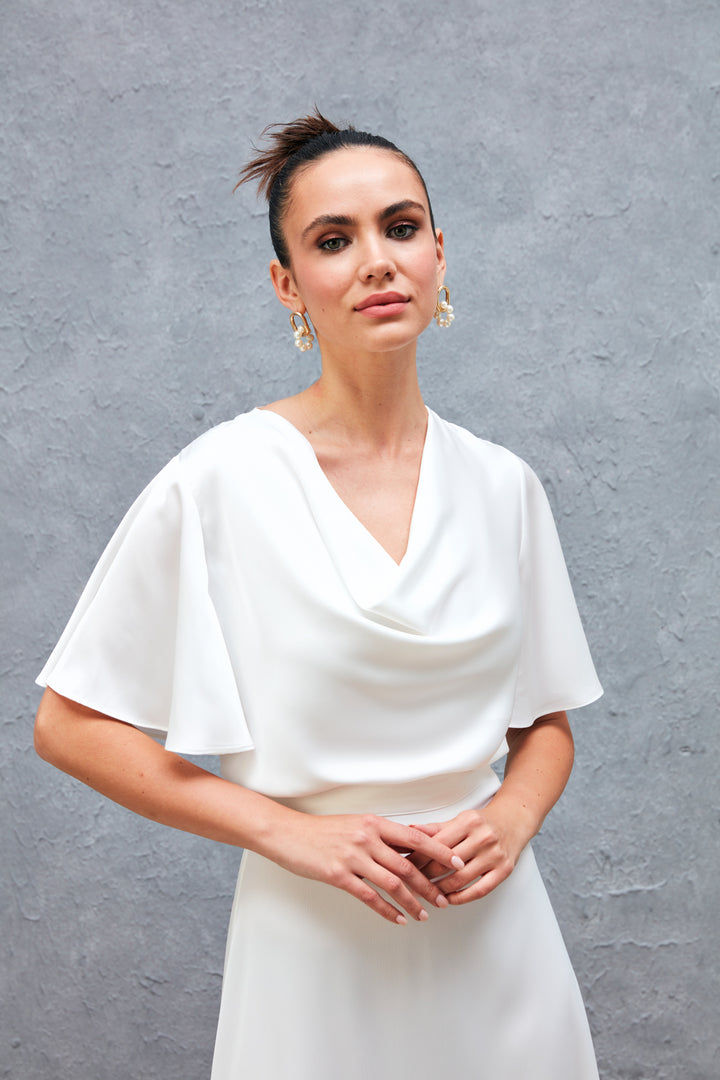 بلوزة ساتان عائمة باللون البيج