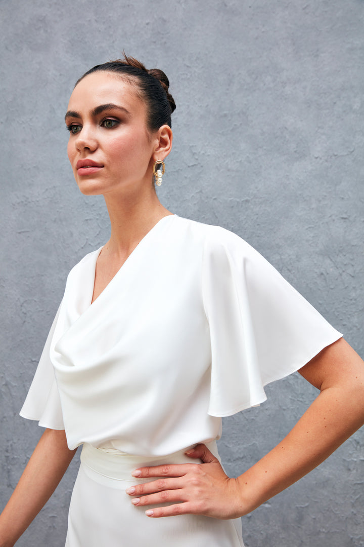 بلوزة ساتان عائمة باللون البيج