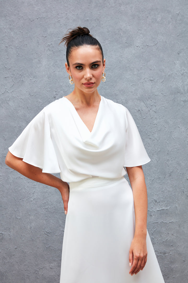 بلوزة ساتان عائمة باللون البيج