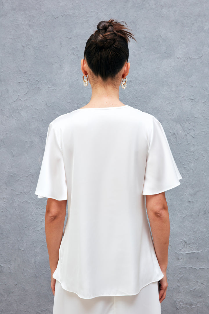 بلوزة ساتان عائمة باللون البيج