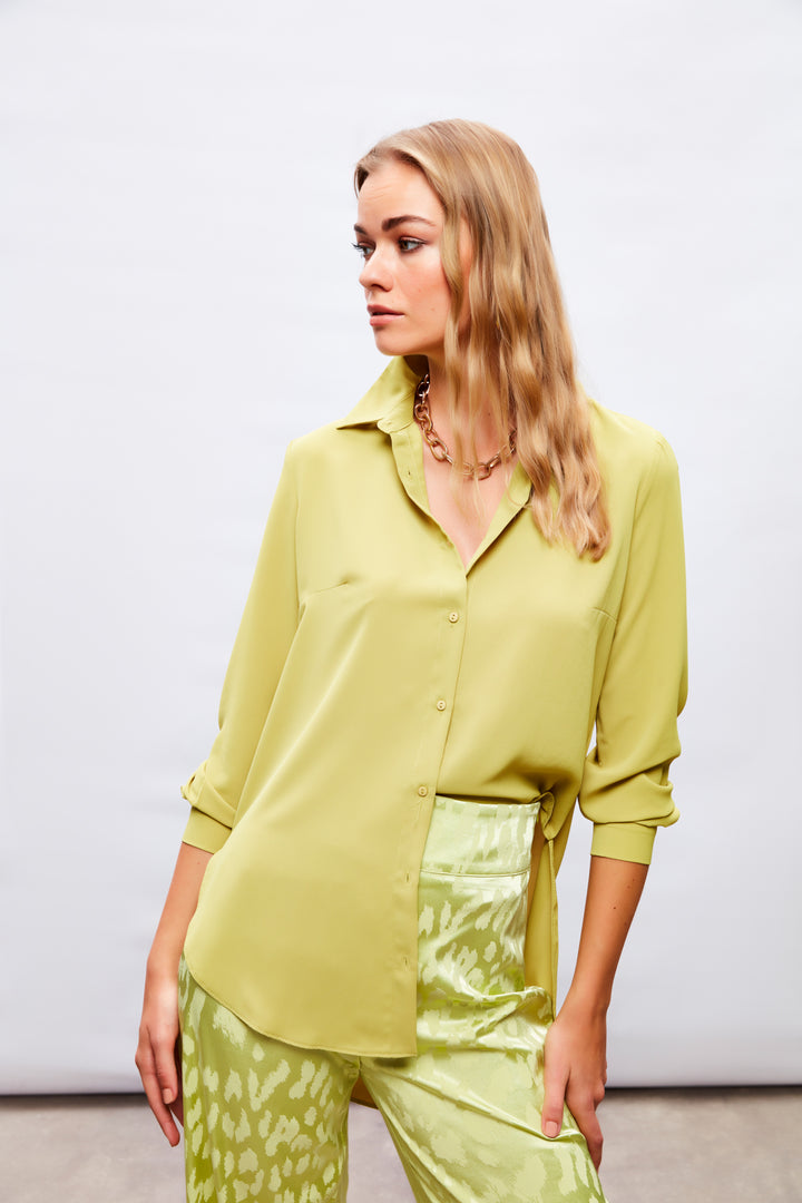 قميص طويل باللون الأخضر الزيتي الكلاسيكي