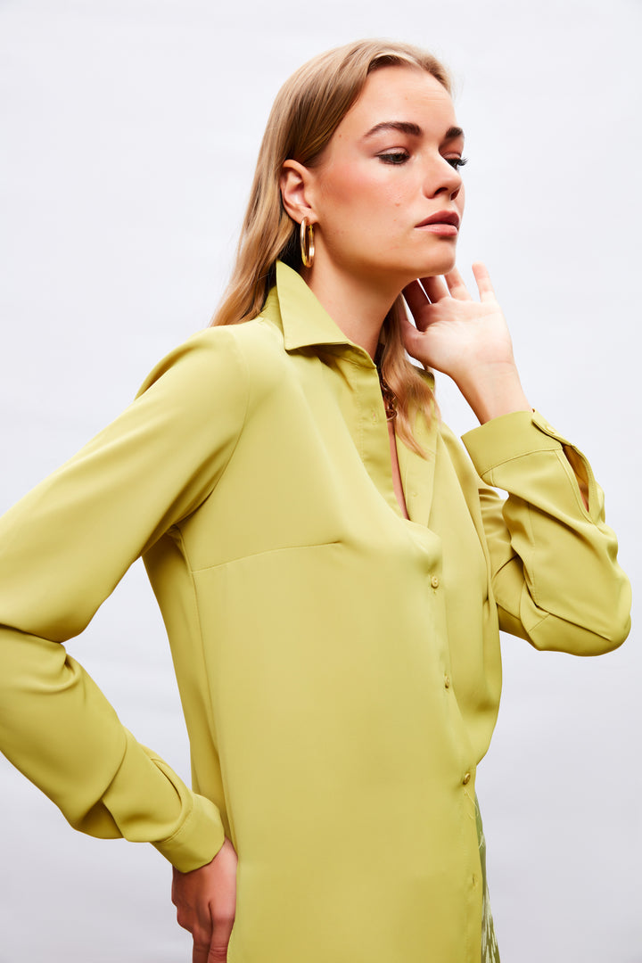 قميص طويل باللون الأخضر الزيتي الكلاسيكي