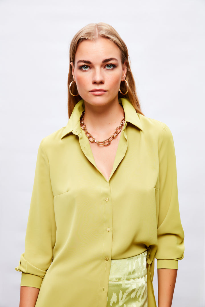 قميص طويل باللون الأخضر الزيتي الكلاسيكي