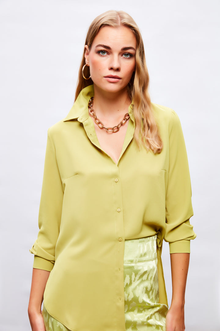 قميص طويل باللون الأخضر الزيتي الكلاسيكي