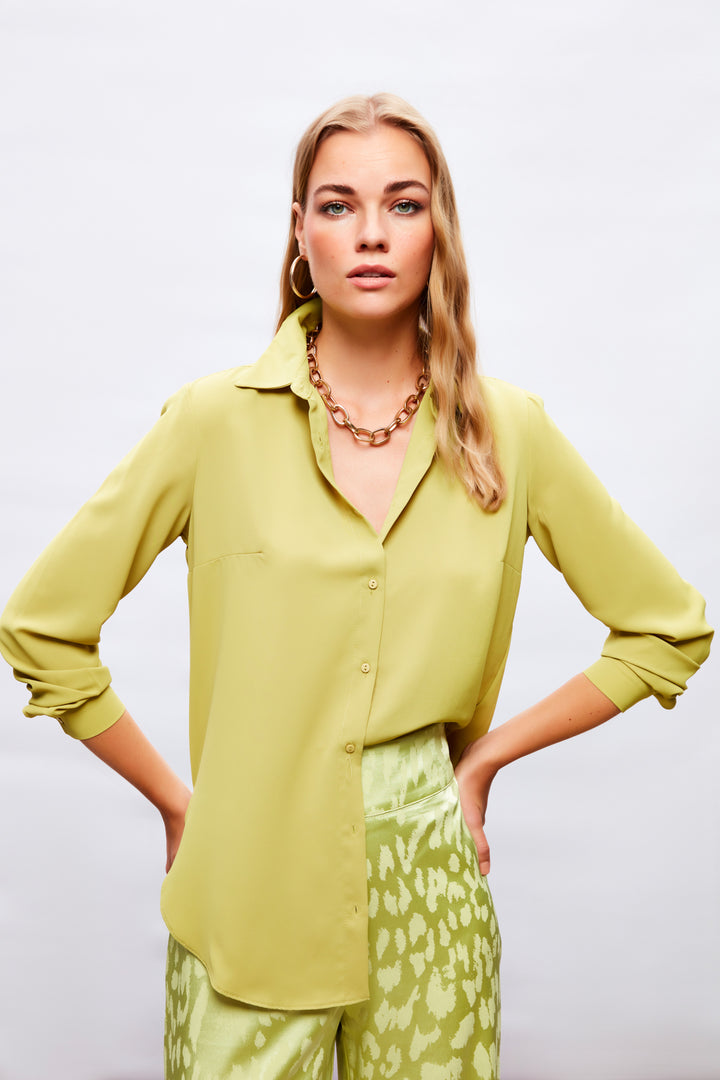 قميص طويل باللون الأخضر الزيتي الكلاسيكي