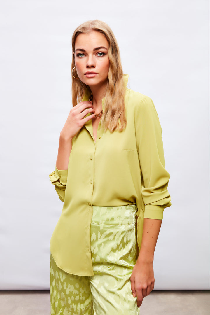 قميص طويل باللون الأخضر الزيتي الكلاسيكي