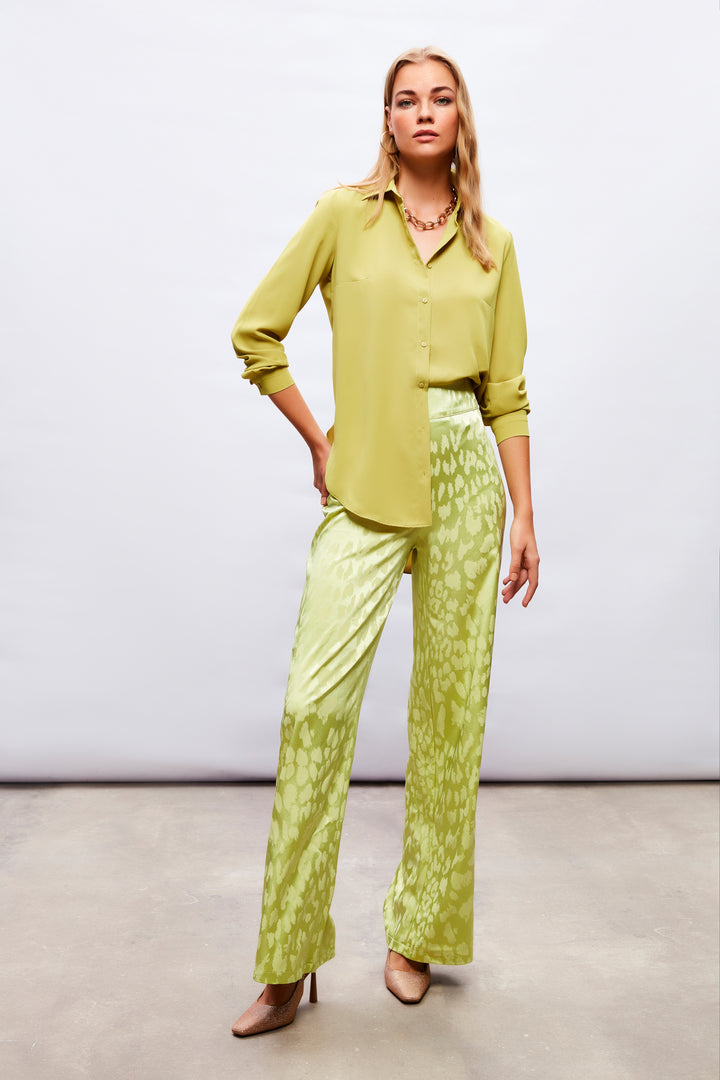 قميص طويل باللون الأخضر الزيتي الكلاسيكي