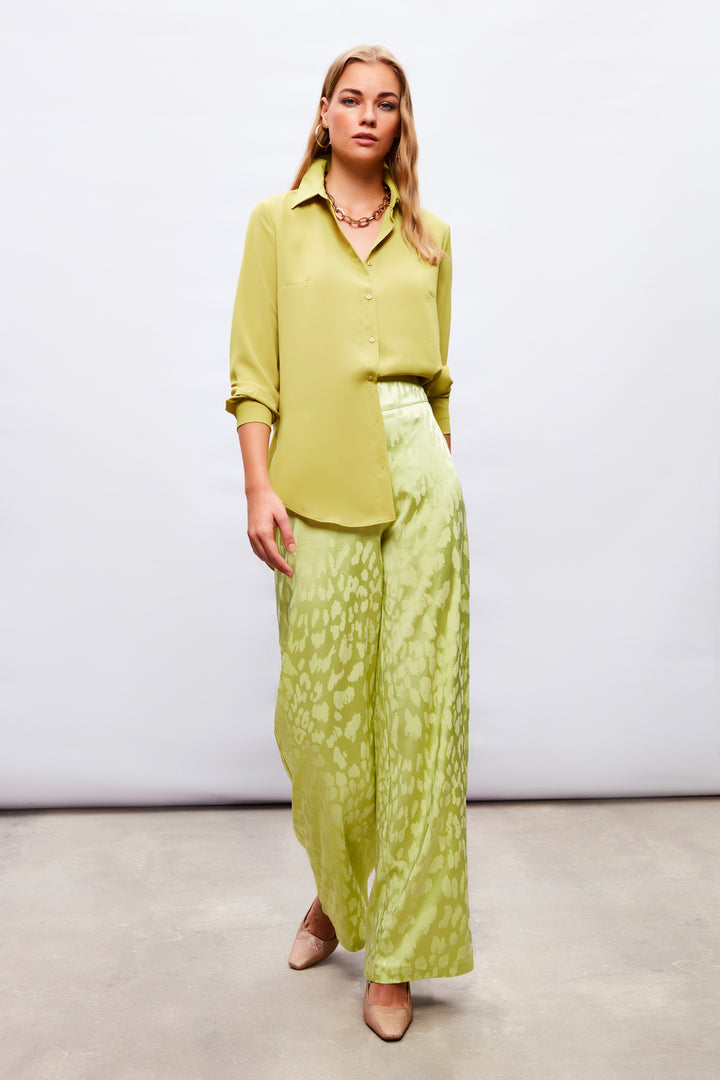 قميص طويل باللون الأخضر الزيتي الكلاسيكي