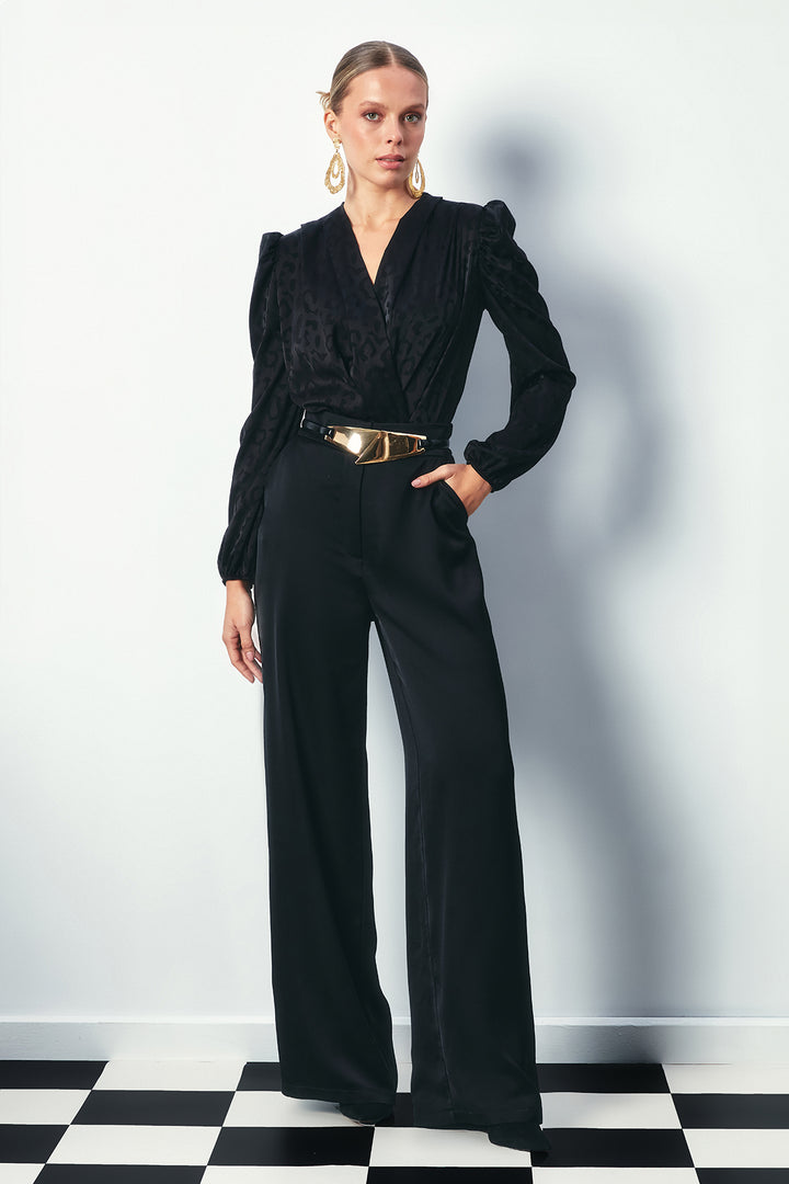 بدلة جسم سوداء ذات صدر مزدوج