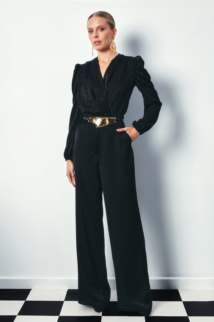 بدلة جسم سوداء ذات صدر مزدوج