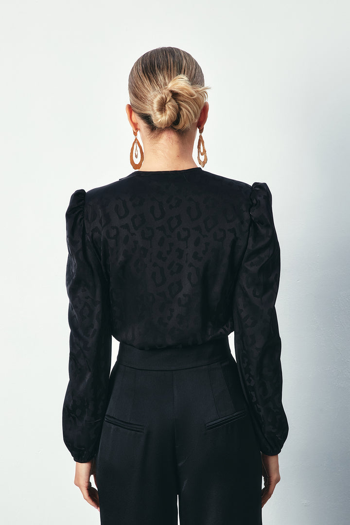 بدلة جسم سوداء ذات صدر مزدوج