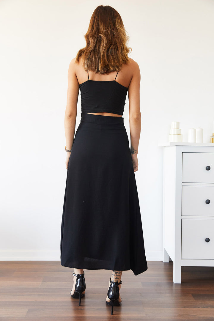 تنورة سوداء بفتحة