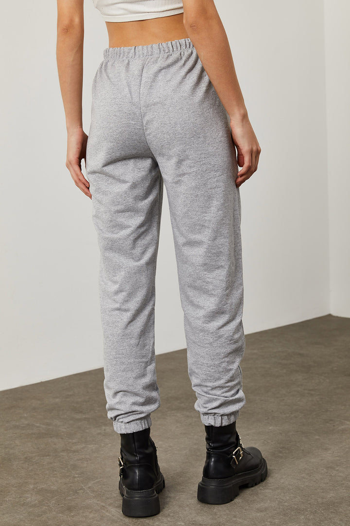 بنطال رياضي رمادي بخصر من الدانتيل