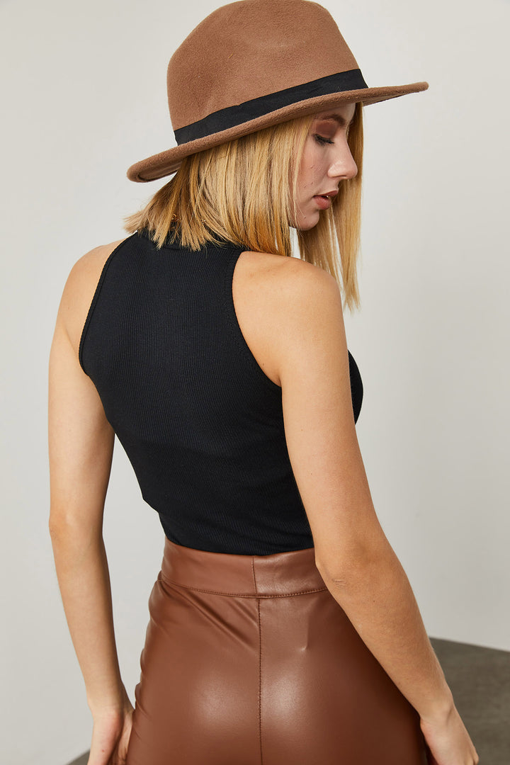 بلوزة كاميسول سوداء بدون أكمام