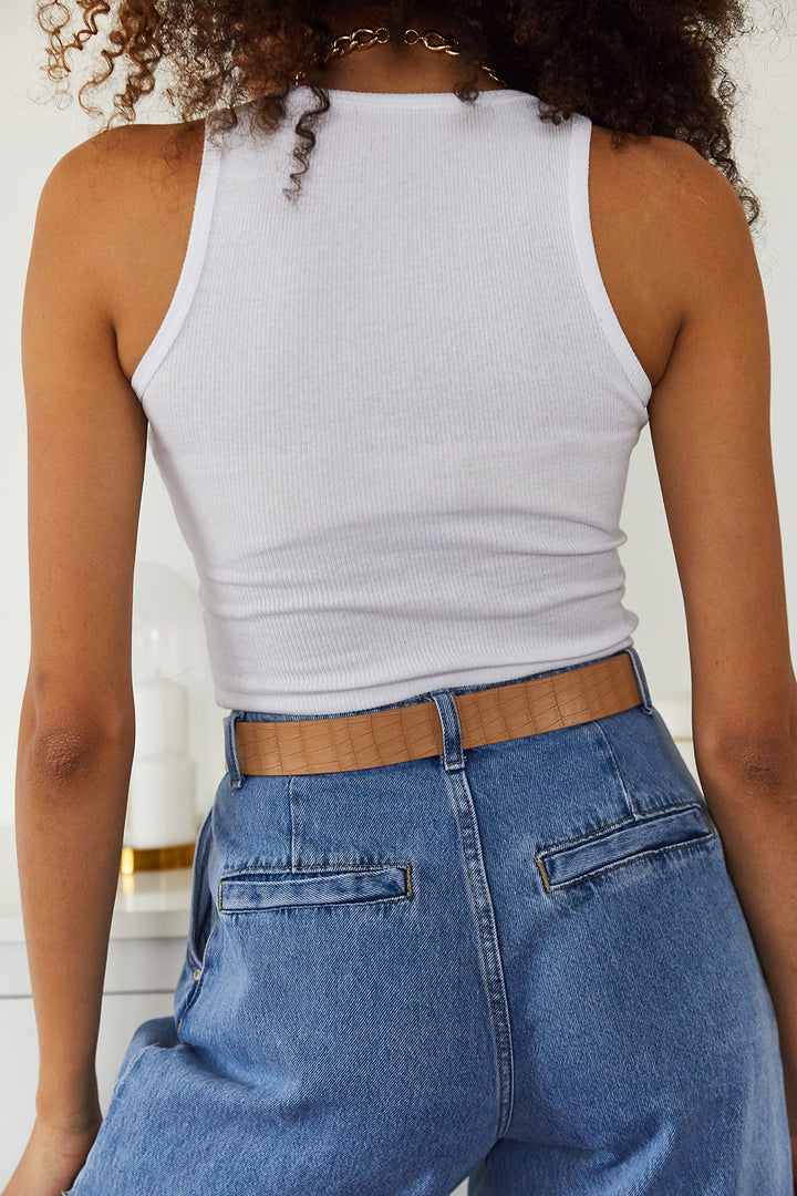 قميص رياضي أبيض