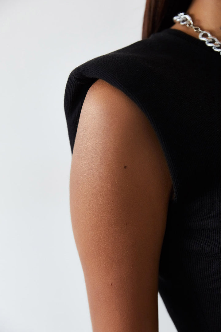 فستان مبطن باللون الأسود