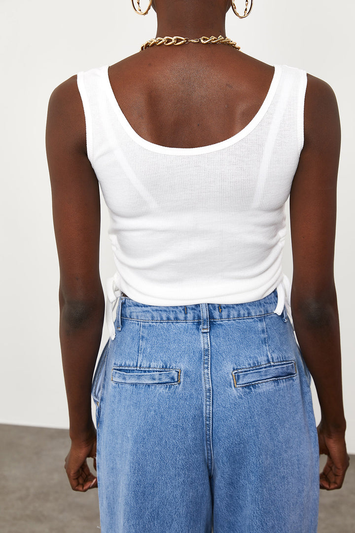 قميص داخلي برباط جانبي أبيض