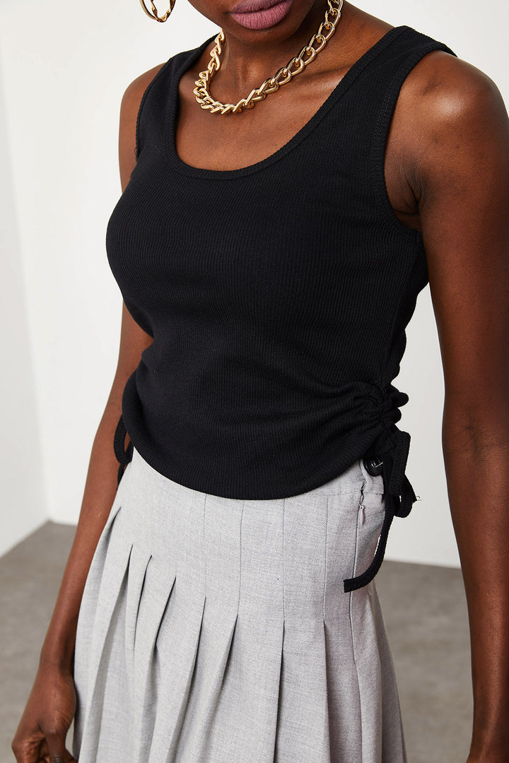 قميص داخلي برباط جانبي أسود