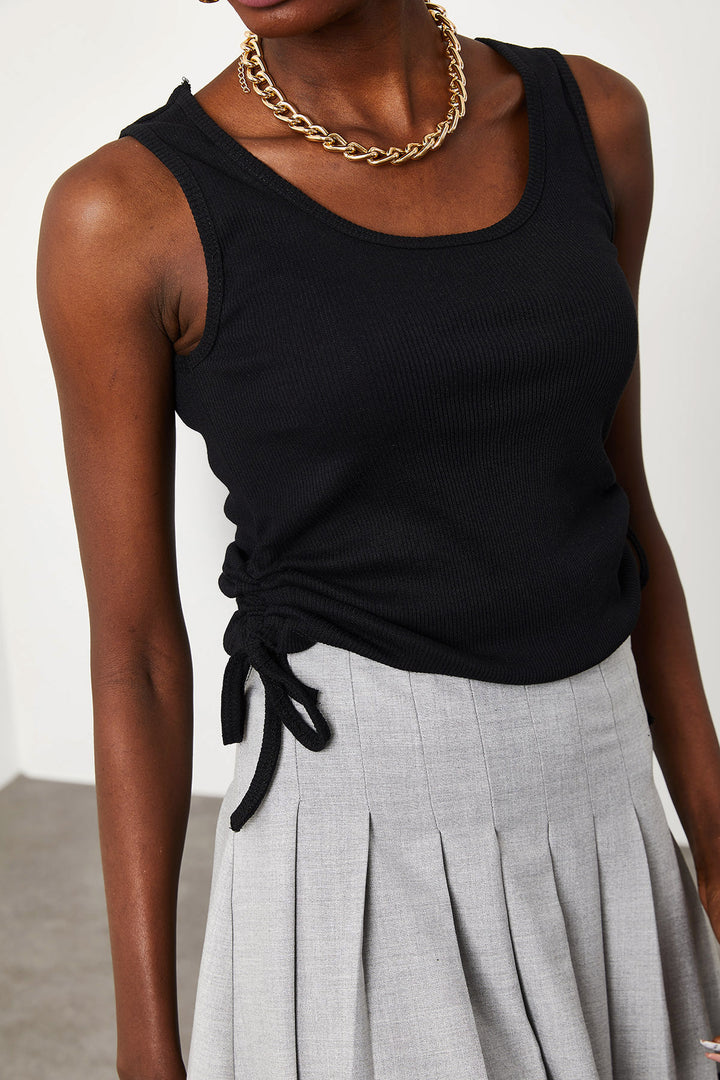 قميص داخلي برباط جانبي أسود