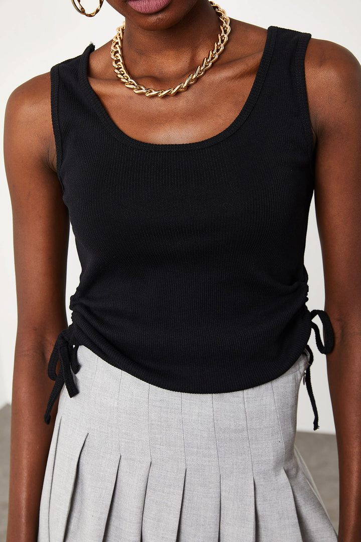 قميص داخلي برباط جانبي أسود