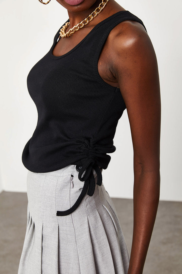 قميص داخلي برباط جانبي أسود