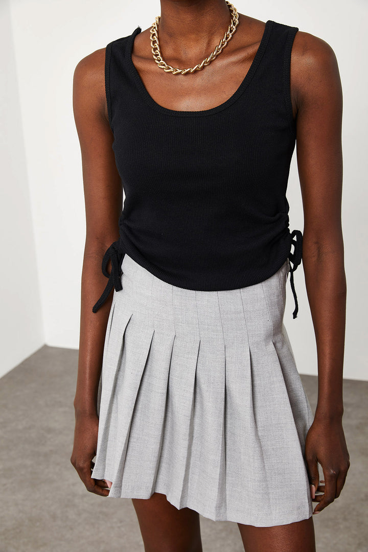 قميص داخلي برباط جانبي أسود