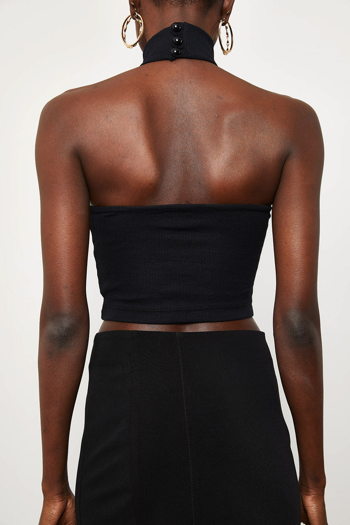 بلوزة سوداء بأزرار في الخلف