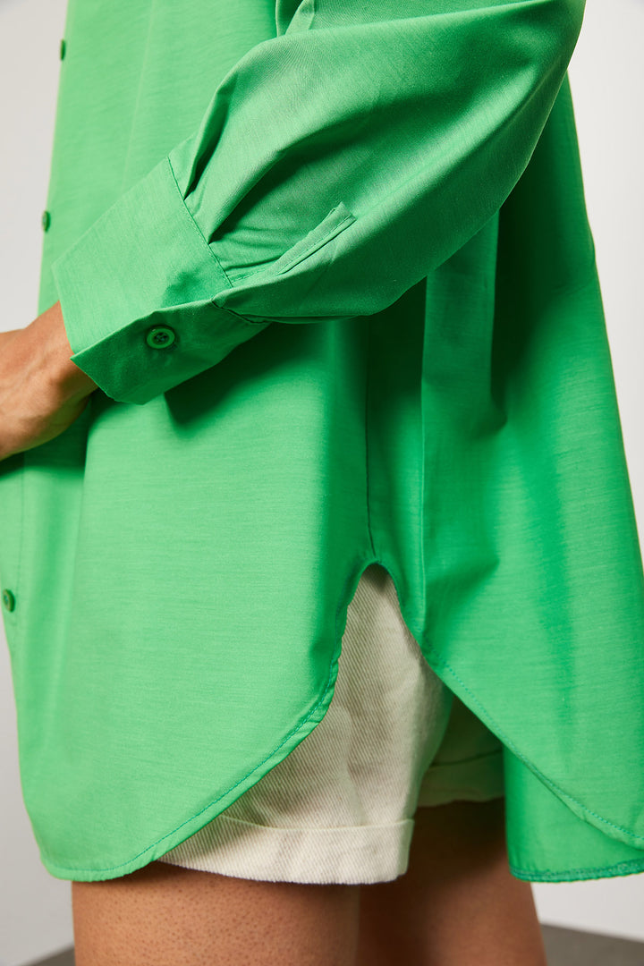 قميص أخضر طويل كبير الحجم