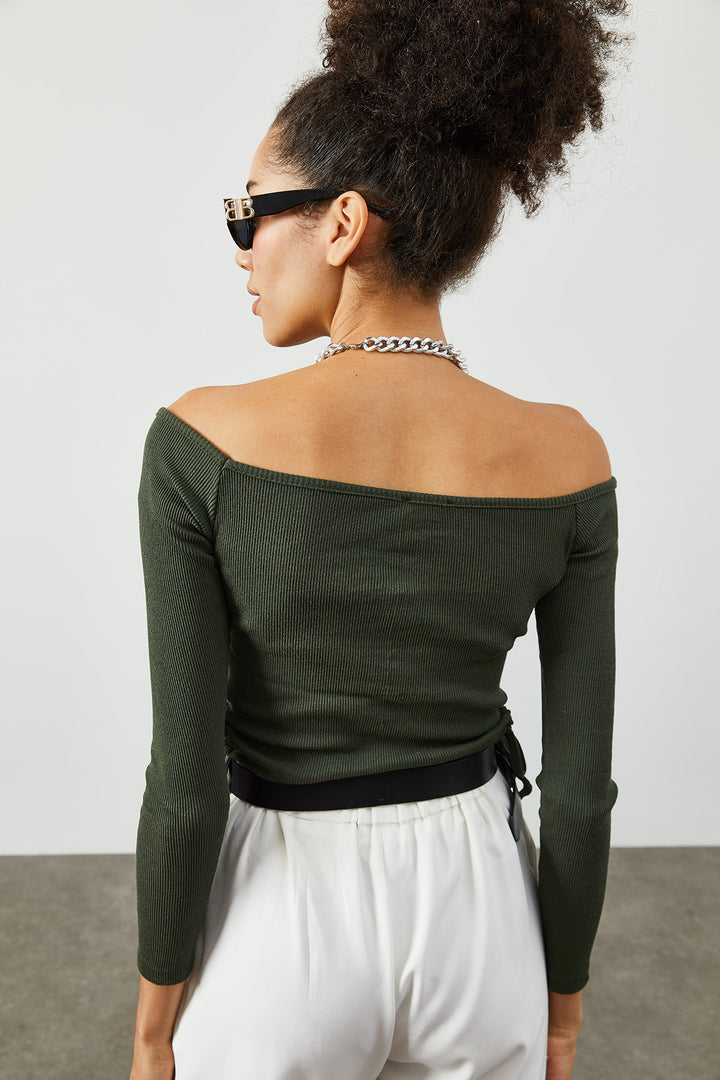 بلوزة كاميسول كاكي بفتحة رقبة على شكل قارب وتفاصيل كشكشة جانبية