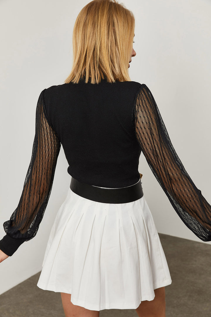 بلوزة سوداء بتفاصيل من الدانتيل