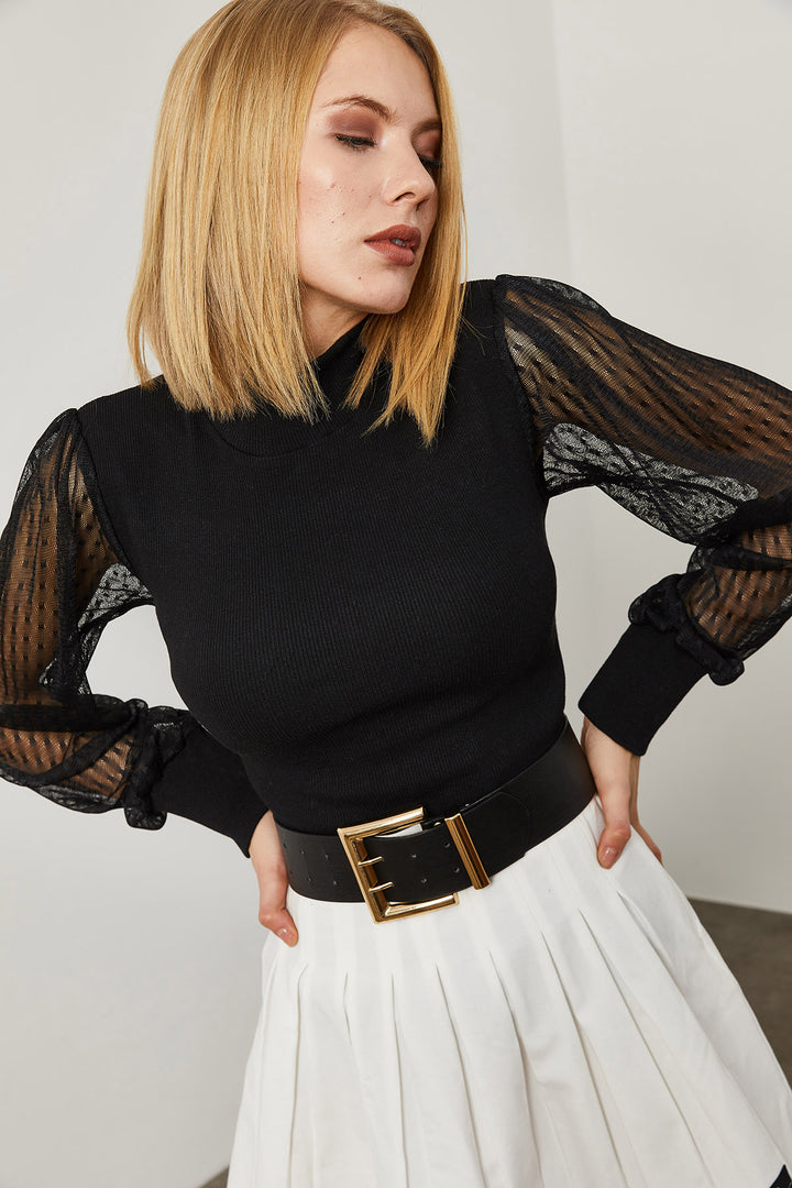 بلوزة سوداء بتفاصيل من الدانتيل