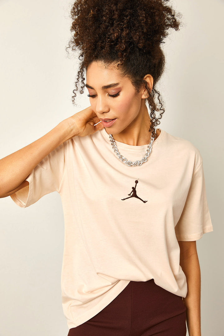 تي شيرت كريمي أساسي كبير الحجم مطبوع من الأمام