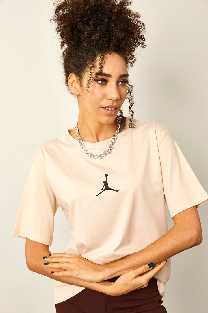 تي شيرت كريمي أساسي كبير الحجم مطبوع من الأمام