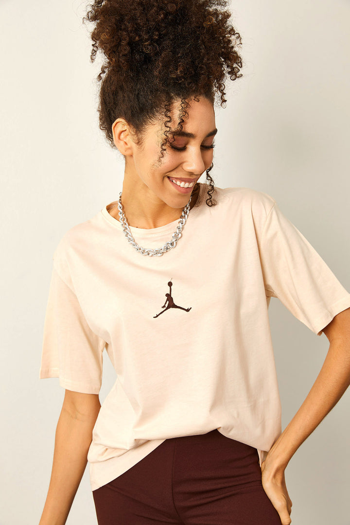 تي شيرت كريمي أساسي كبير الحجم مطبوع من الأمام