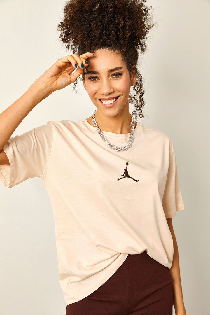 تي شيرت كريمي أساسي كبير الحجم مطبوع من الأمام