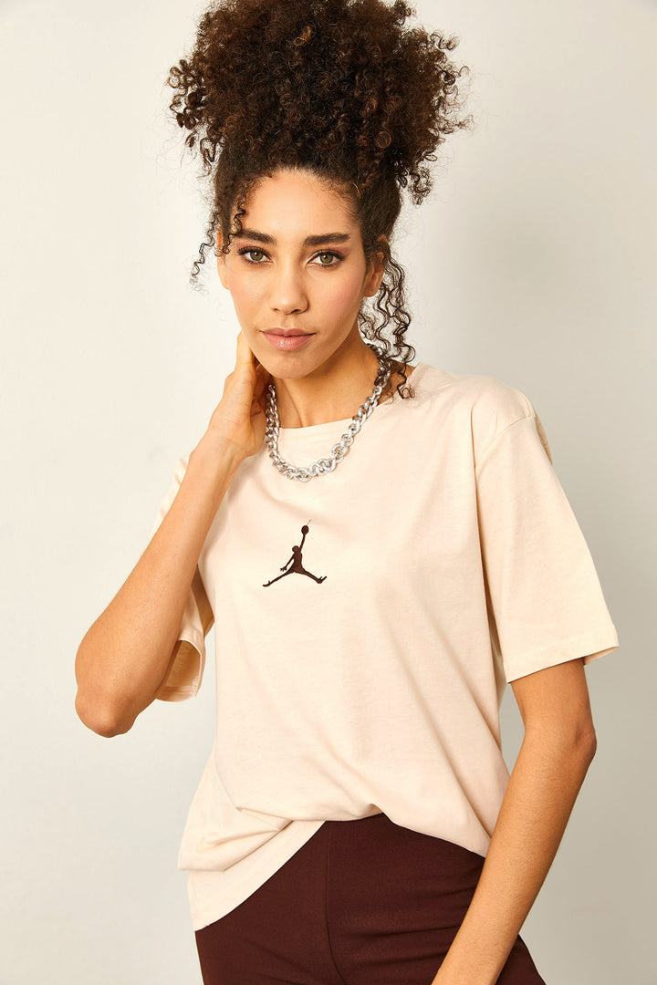 تي شيرت كريمي أساسي كبير الحجم مطبوع من الأمام