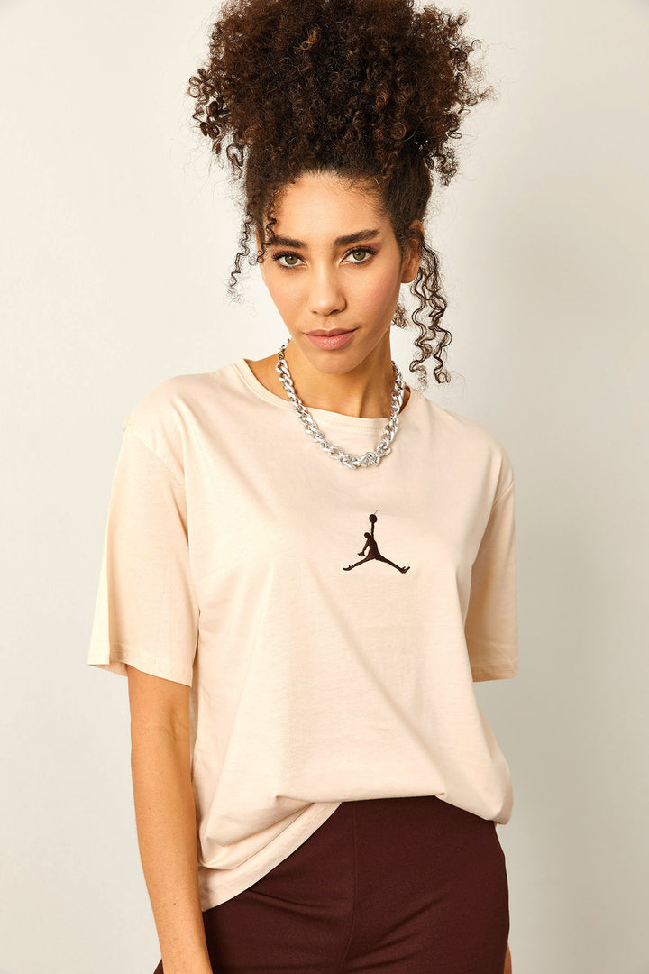 تي شيرت كريمي أساسي كبير الحجم مطبوع من الأمام