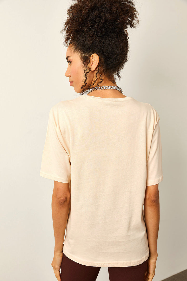 تي شيرت كريمي أساسي كبير الحجم مطبوع من الأمام