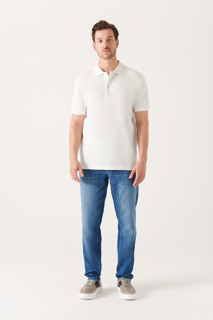 تي شيرت رجالي باللون الأبيض